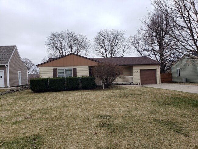 Building Photo - 3 bedroom, 1.5 Bath Home located near Skyv...