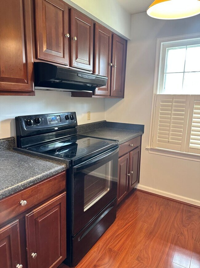 Building Photo - Condo available in the City of Williamsburg! Available July 2026!