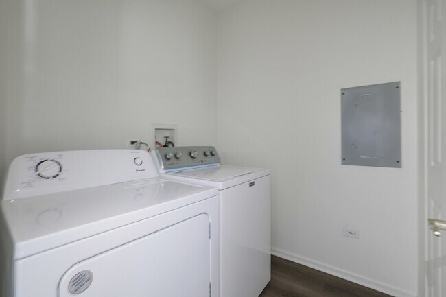 Building Photo - 3317 Stratford Ct