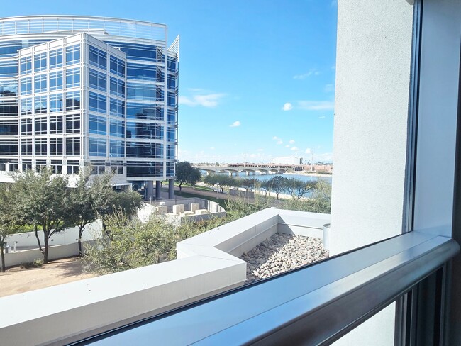 Building Photo - Furnished Condo on Tempe Town Lake 6-12 mo...