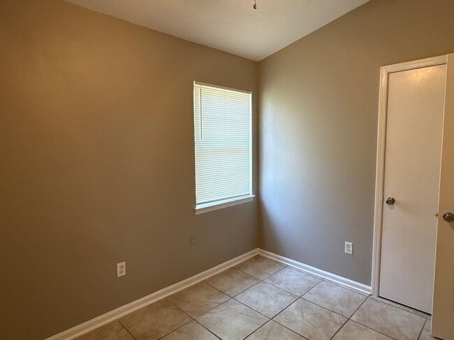 Building Photo - Newly Listed Home in Oakhaven