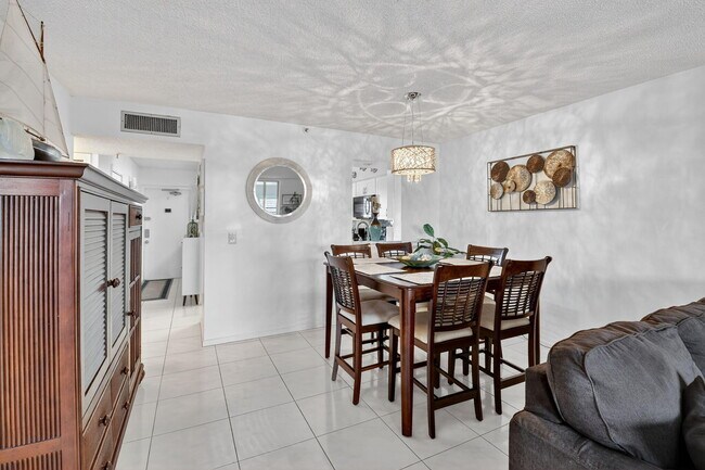 Building Photo - 14527 Bonaire Blvd