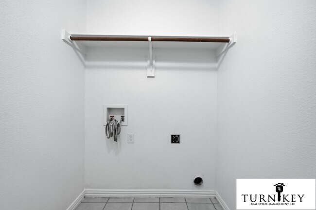 Building Photo - 3116-3118 S Cherry Ln