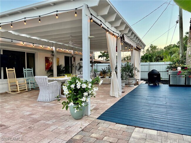 Building Photo - 283 Cypress Way W