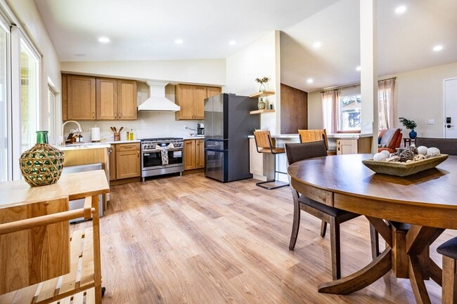 Building Photo - 5075 Fashion Pl