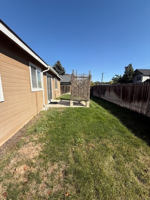 Building Photo - 2526 N Iris Pl