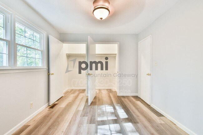 Building Photo - 42 Greenwood Cir