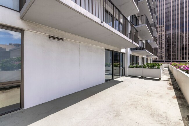 Building Photo - Harbor Square Condo