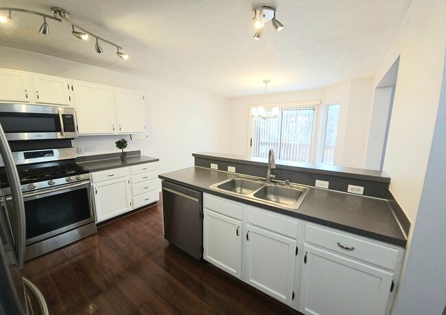 Building Photo - 3910 Old Elm Dr SE