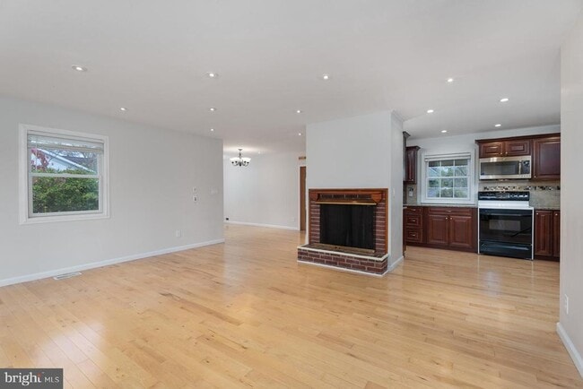 Building Photo - 384 Walnut Ln