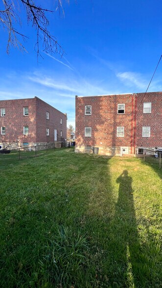 Building Photo - 1332 Faunce St