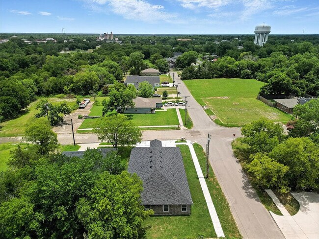 Building Photo - 3206 Sayle St