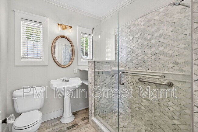 Building Photo - 829 N Hyer Ave