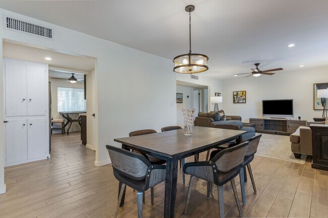 Building Photo - Cute 3 Bedroom 2 Bath In Phoenix!