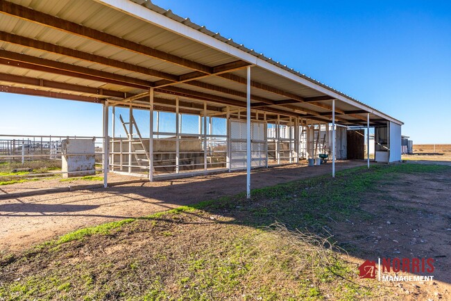 Building Photo - HORSE Property!! You Have Found a Gem