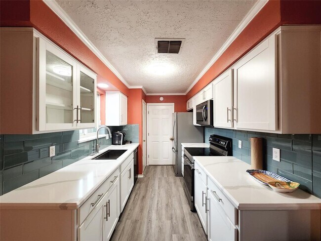 Building Photo - 2830 Virginia Colony Dr
