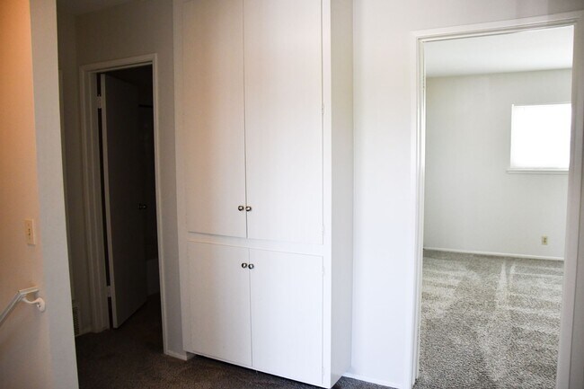 Building Photo - 522 E Collins Ave