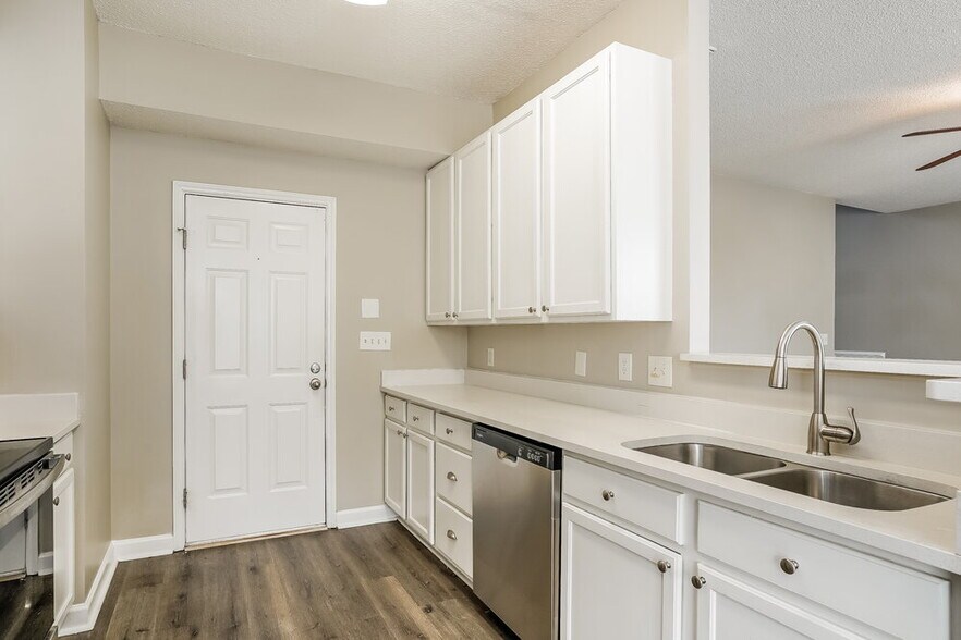 Building Photo - 1940 Shadow Glen Dr