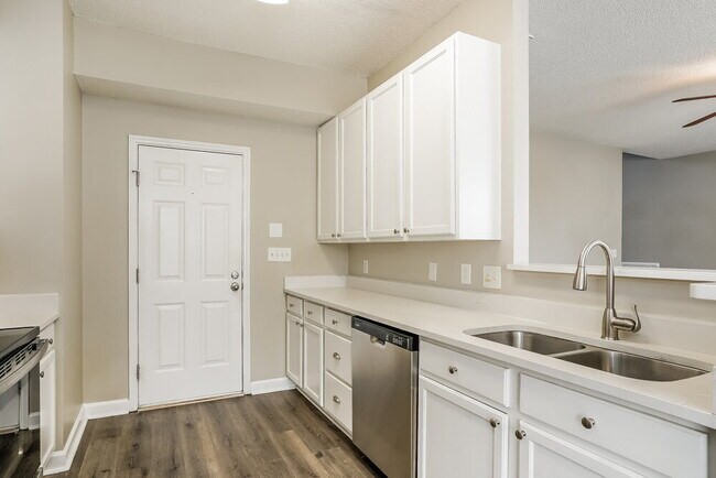 Building Photo - 1940 Shadow Glen Dr