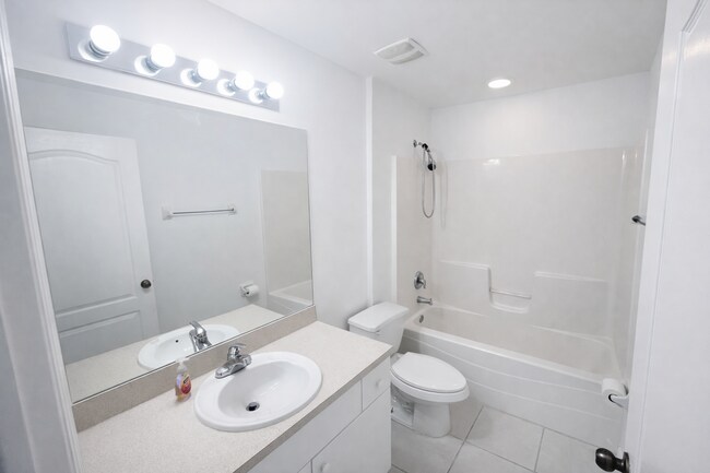 Building Photo - SPACIOUS 3Bd / 2 Ba SINGLE FAMILY HOUSE AVAILABLE