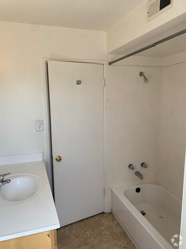 Building Photo - Studio apartment ONLY $995 !!