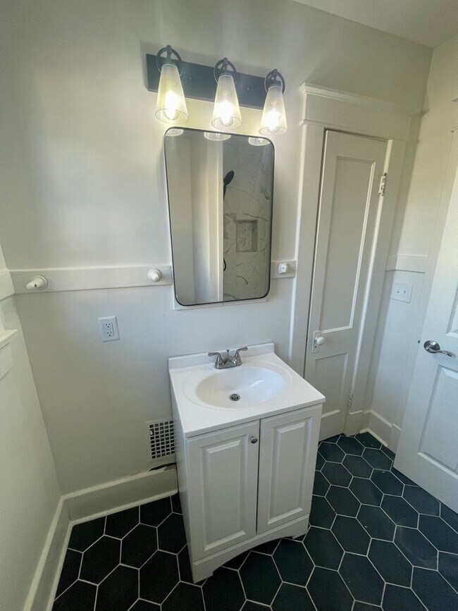 Building Photo - Charming 5 Bed, 3 Bath Home in the Heart o...