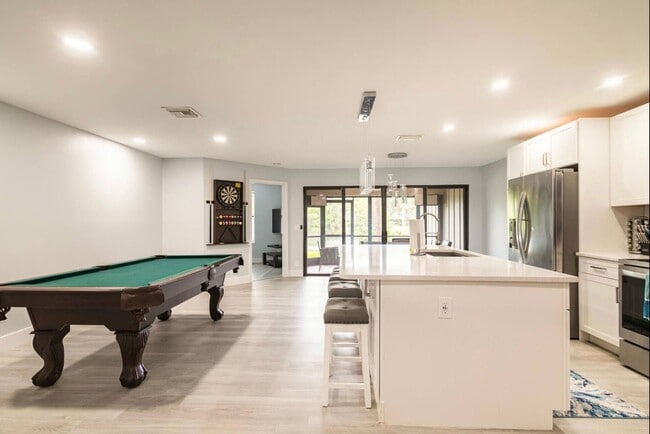 Building Photo - 300 Crosswinds Dr