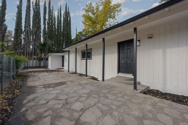 Building Photo - 1535 Hobson Ave