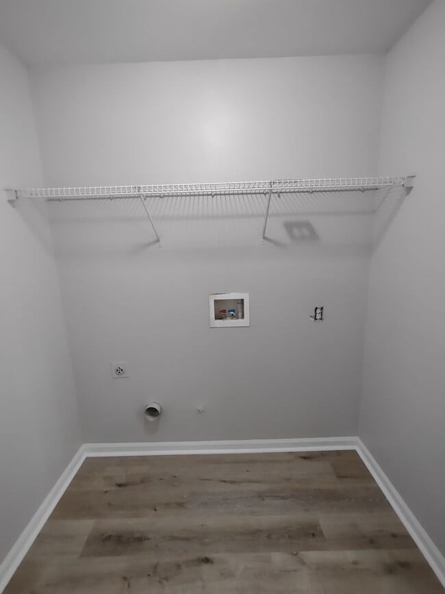 Building Photo - Move-In Ready Home located in the Back Cre...