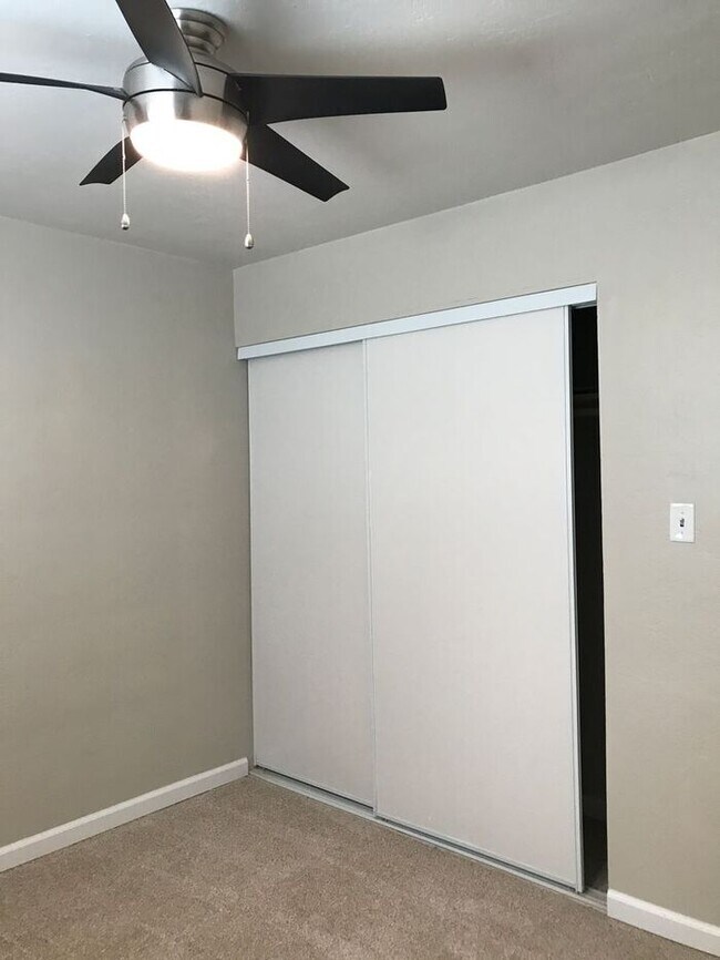 Building Photo - Charming Upstairs 2 Bedroom~ Very Charming...