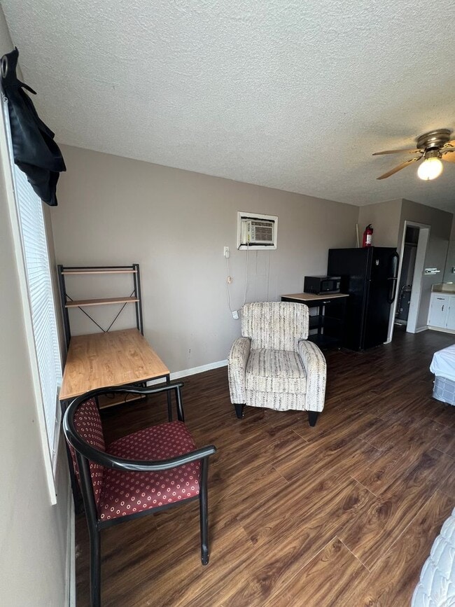 Building Photo - Efficiency Apartment Located in Sulphur