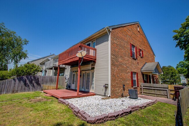 Building Photo - 4 Bedroom, 3 Bath, End Unit Townhome in Ce...