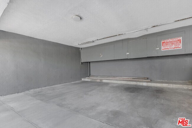 Building Photo - 6350 Willoughby Ave