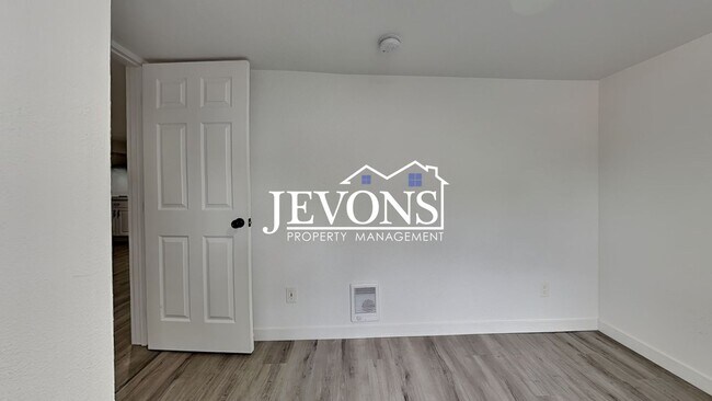 Building Photo - 630 N Skyline Dr