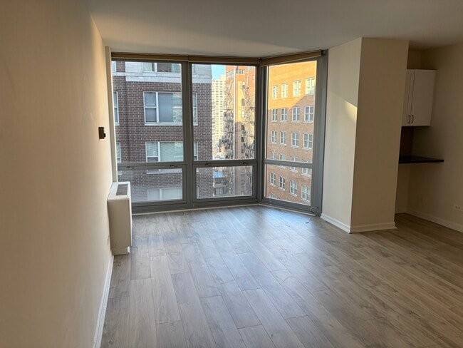 Building Photo - 21 W Goethe St