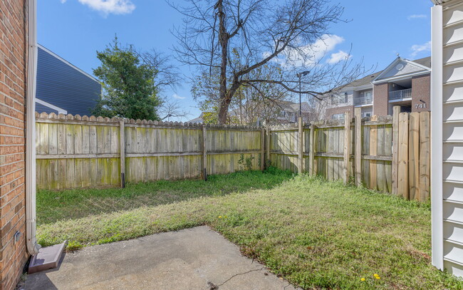 Building Photo - 809 Hampstead Ct