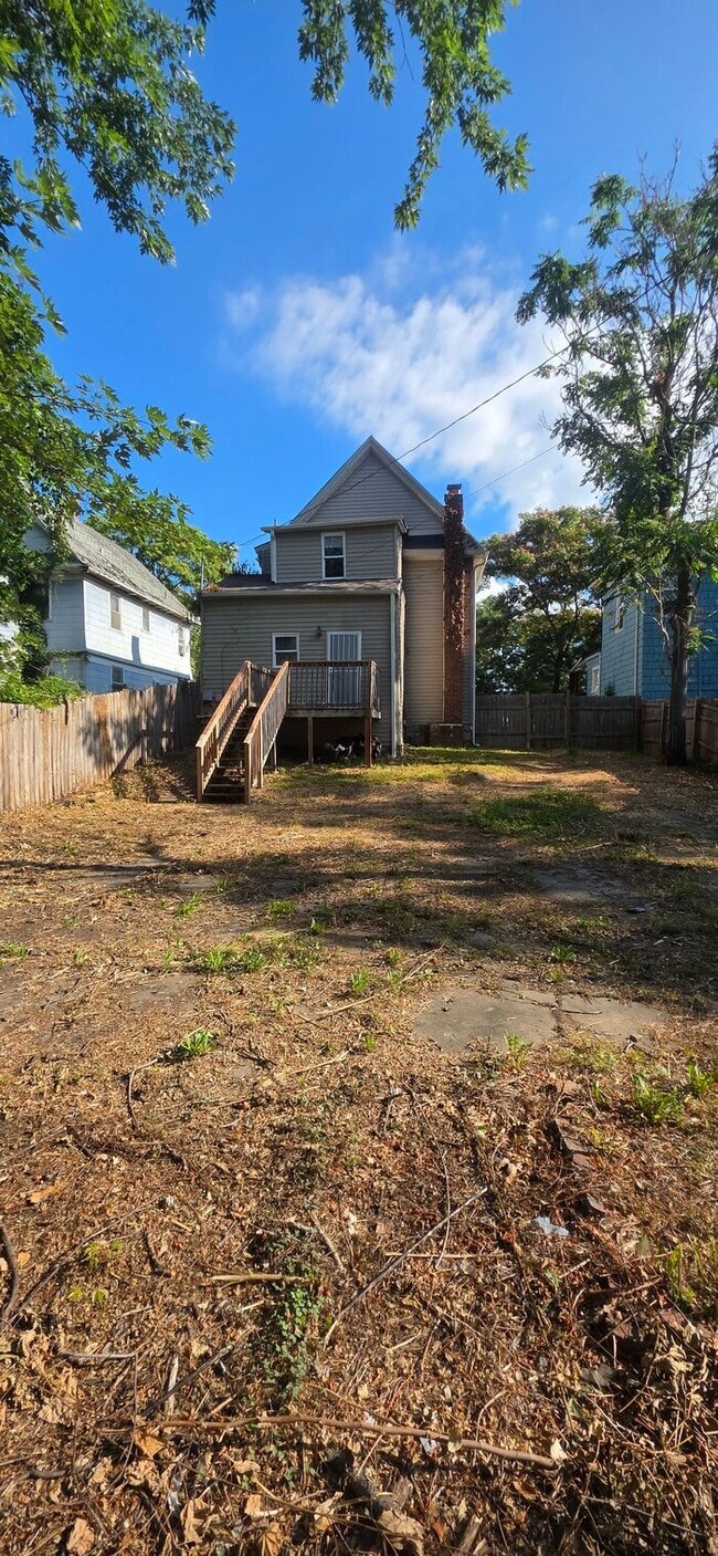 Building Photo - Welcome to this charming 3-bedroom, 2-bath...