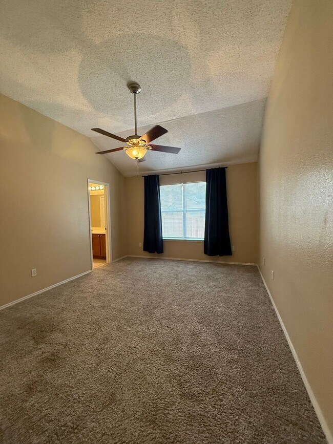 Building Photo - COMMUTER FRIENDLY / ESTABLISHED NEIGHBORHOOD