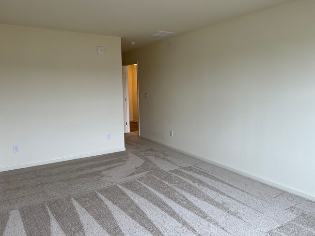 Building Photo - YEAR-ROUND RENTAL - 2 BED 2 BATH CONDO - U...