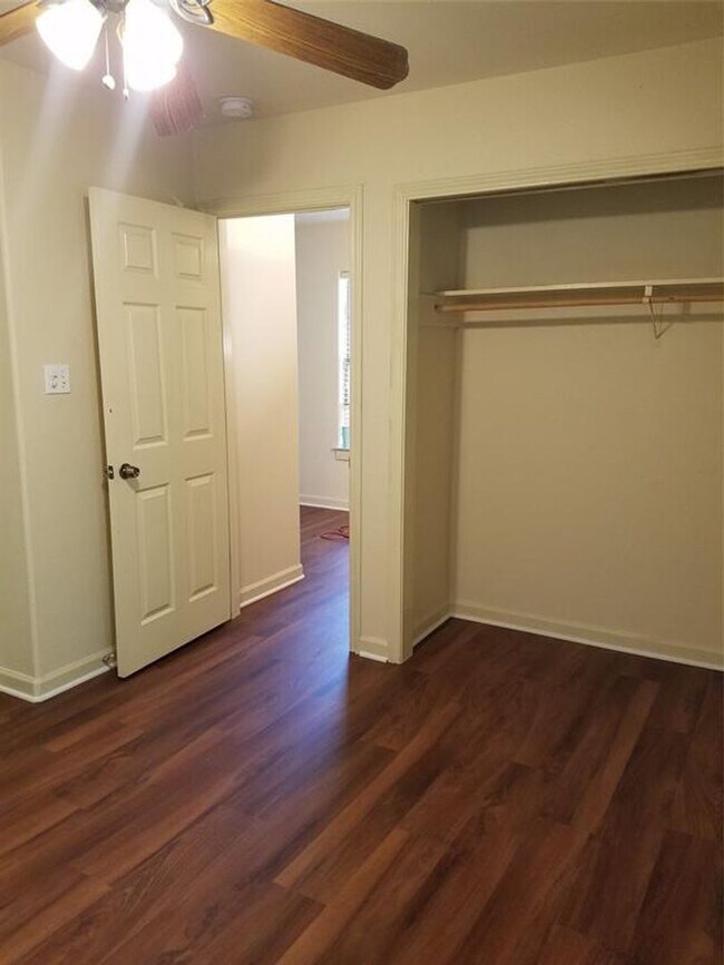 Building Photo - 4 bedroom 3 bath in the heart of North Campus