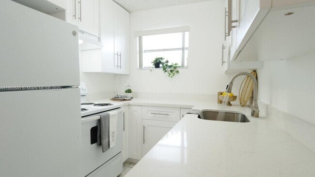 Building Photo - 2496 SW 17th Ave