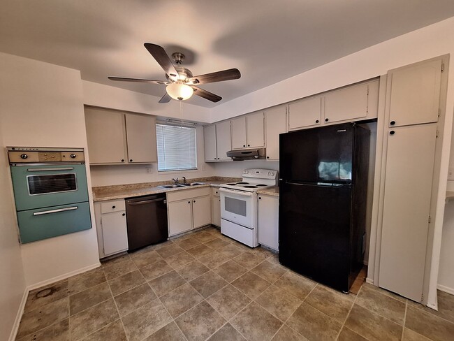 Building Photo - 3 bedroom home in Southfield with sprawlin...