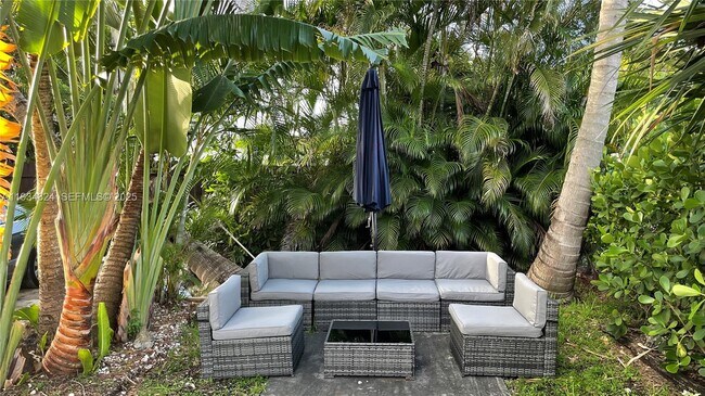 Building Photo - 1955 Washington St