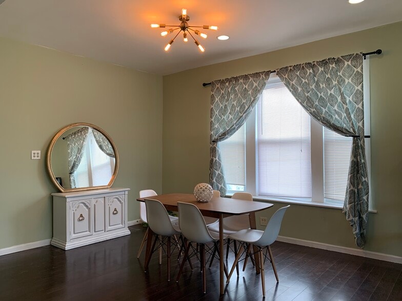 Building Photo - 1067 W Argyle St