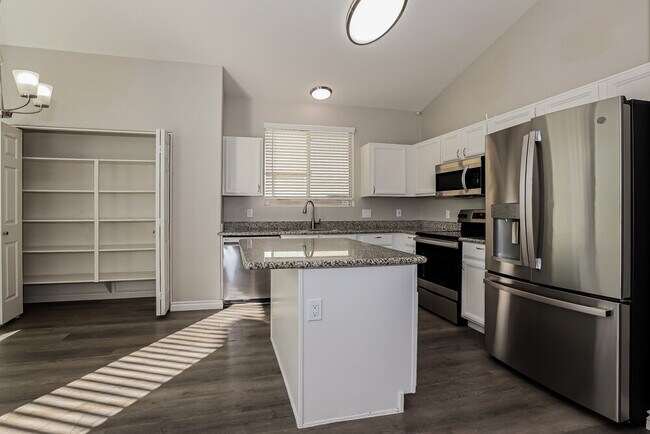 Building Photo - 13429 W Peck Dr