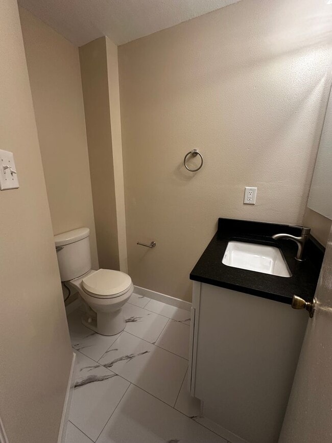 Building Photo - Beautifully updated 2 Bedroom duplex in PT