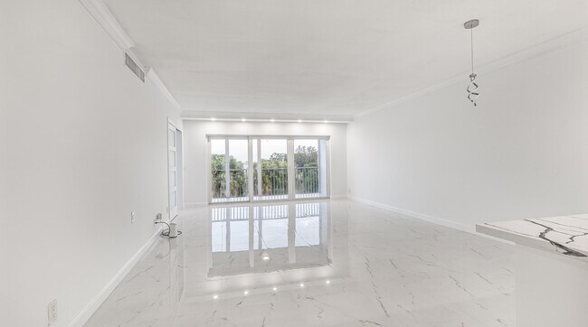 Building Photo - 3000 N Palm Aire Dr