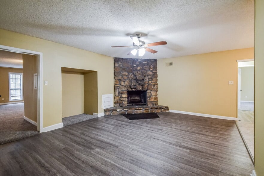 Building Photo - 2176 Woodfield Park Rd