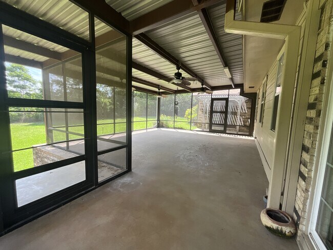 Building Photo - 530 Hilliard Dr