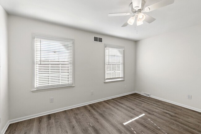 Building Photo - 163 S Eagle Creek Dr